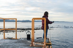 Collecting salinity and temperature measurements with the new YSI instrument off the jetty 